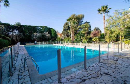 California - Pezou Apartment | Oceanfront Apartment with Pool & Wifi - Guest Rated 9.7/10