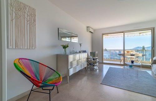 California - Pezou Apartment | Oceanfront Apartment with Pool & Wifi - Guest Rated 9.7/10