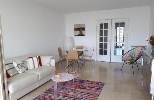 California - Pezou Apartment | Oceanfront Apartment with Pool & Wifi - Guest Rated 9.7/10