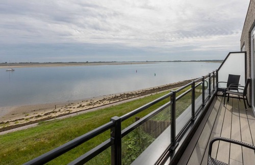 Sint-Annaland Apartment | Apartment in a unique location with a view of the marina and the Scheldt