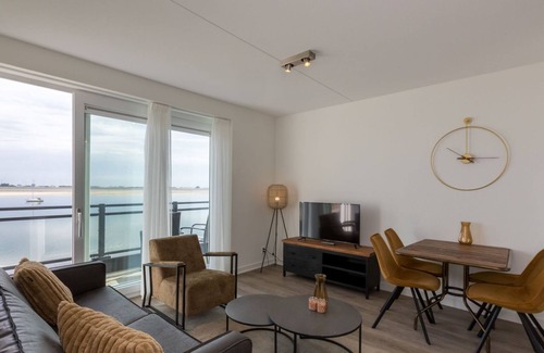 Sint-Annaland Apartment | Apartment in a unique location with a view of the marina and the Scheldt