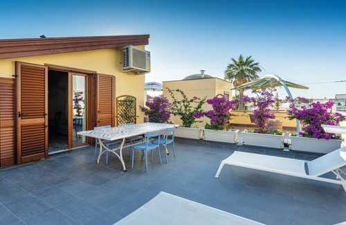 Vico Equense Apartment | Historic Apartment with Jacuzzi and Pet-Friendly Amenities