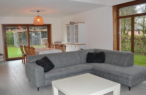 Belsele Villa | Inviting Villa in Puivelde with Terrace and Garden Amenities