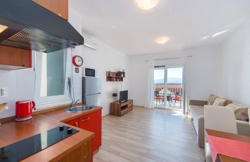 Brist Apartment | Cozy Apartment in Brist with Balcony and Ocean View