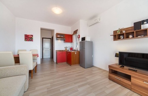 Brist Apartment | Cozy Apartment in Brist with Balcony and Ocean View