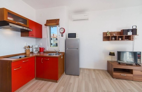 Brist Apartment | Cozy Apartment in Brist with Balcony and Ocean View