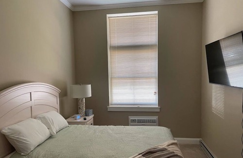 Lakefront Apartment | Apartment in center of beautiful Franklin Square near SU, downtown, mall & more