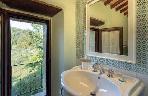 Simignano House | Tranquil Apartment in Chianti with Pool and Breakfast