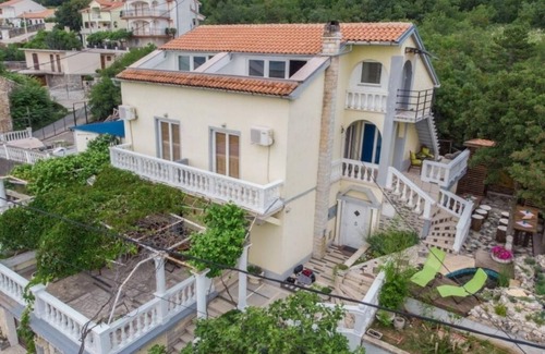 Klanfari Apartment | Seaside Apartment in Crikvenica with Terrace & Free WIFI