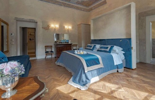 Santo Spirito Apartment | Spacious 4-Bedroom Apartment in Florence for Up to 12 Guests