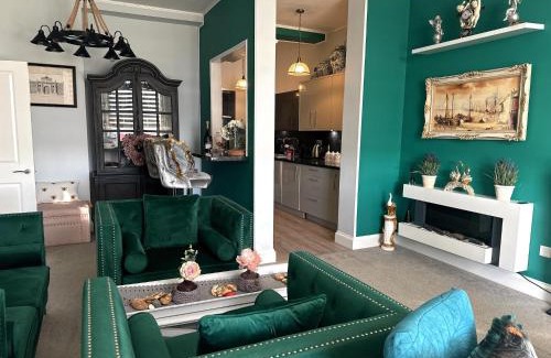 Folkestone Apartment | Cozy Apartment Steps from Town Center - Family Friendly Stay