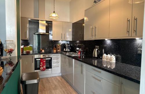 Folkestone Apartment | Cozy Apartment Steps from Town Center - Family Friendly Stay