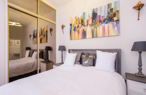 Folkestone Apartment | Cozy Apartment Steps from Town Center - Family Friendly Stay