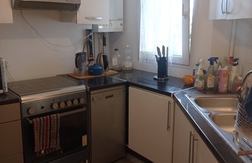 Le Kremlin-Bicetre Apartment | Quiet Paris Apartment with Kitchen—Perfect for Families