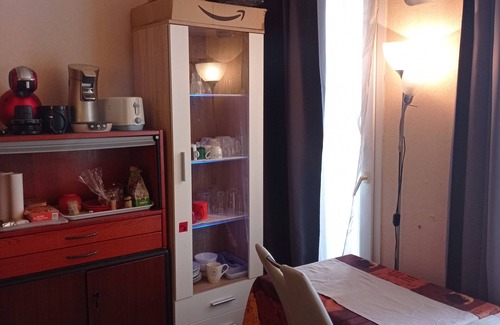 Le Kremlin-Bicetre Apartment | Quiet Paris Apartment with Kitchen—Perfect for Families
