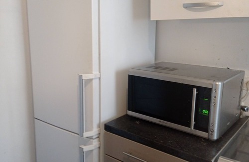 Le Kremlin-Bicetre Apartment | Quiet Paris Apartment with Kitchen—Perfect for Families