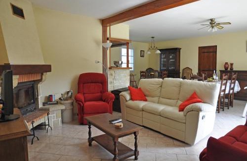 Lias-d'Armagnac Villa | Inviting Traditional Villa with Pool for a Memorable Stay