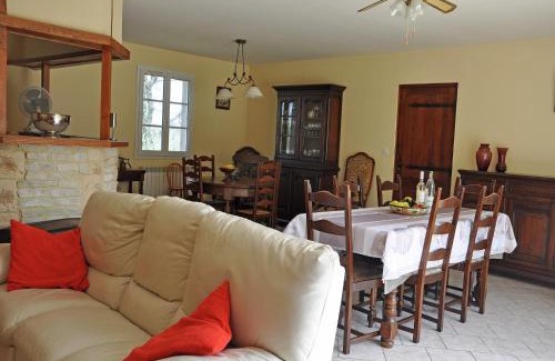 Lias-d'Armagnac Villa | Inviting Traditional Villa with Pool for a Memorable Stay