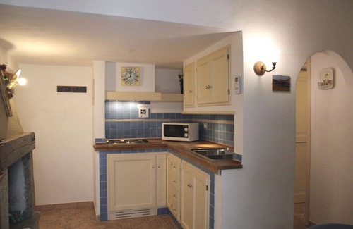 Giglio Castello Apartment | Cozy Apartment in Giglio Castello with Kitchen Amenities