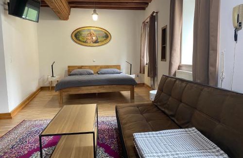 Gmunden Apartment | Historic Town House Apartment - Family-Friendly Retreat