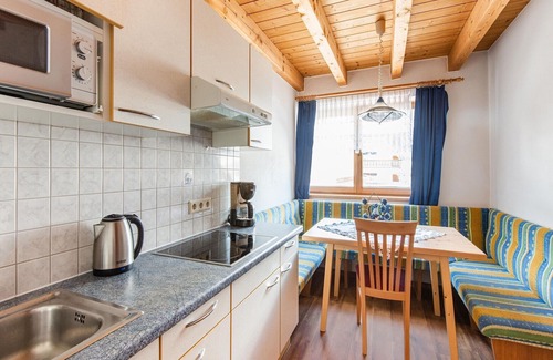 Huben Apartment | Cozy Holiday Flat Steps from Ski Area in Längenfeld