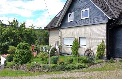 Silberg Apartment | Nature Retreat: Apartment in Kirchhundem with Pool & Breakfast