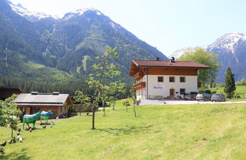 Krimml Apartment | Elegant Apartment in Krimml with Balcony & Breakfast