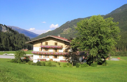 Krimml Apartment | Charming Apartment in Krimml with Balcony and Breakfast
