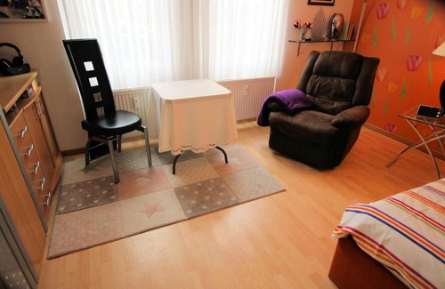 Kirchrode-Bemerode-Wulferode Apartment | Cozy Apartment in Kronsberg with Fully-Equipped Kitchen