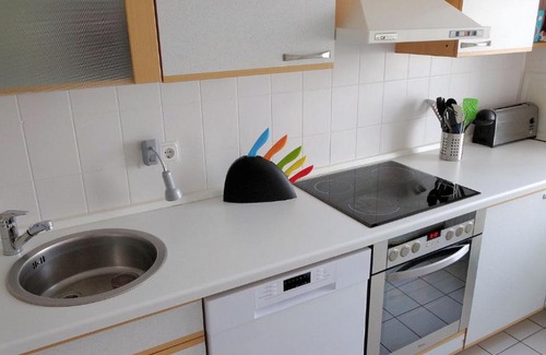 Kirchrode-Bemerode-Wulferode Apartment | Cozy Apartment in Kronsberg with Fully-Equipped Kitchen