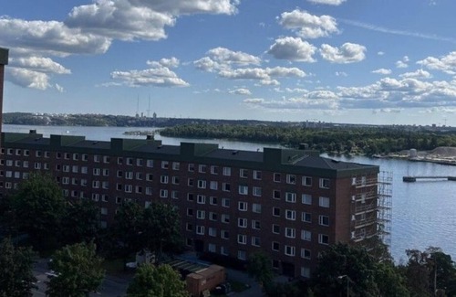 Lidingo Apartment | Elevated Apartment in Larberg with City Views & Pet Friendly