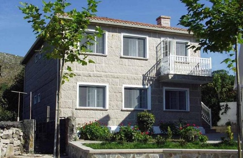 Larino Apartment | Cozy Apartment in Lariño with WiFi and Family Amenities