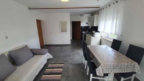 Ljubac Apartment | Cozy Ljubac Apartment with Sea View and Pet-Friendly Amenities