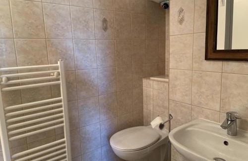 Weiag Apartment | Welcoming Apartment in Luckaitztal Gossda with Parking
