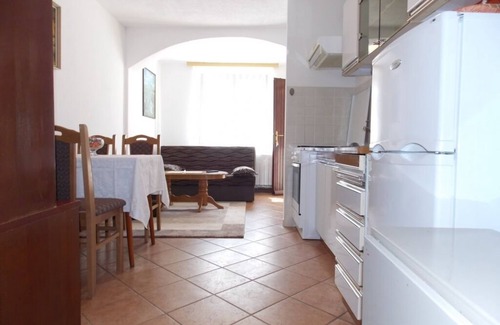 Bogovici Apartment | Cozy Apartment in Malinska with Terrace & Free WIFI