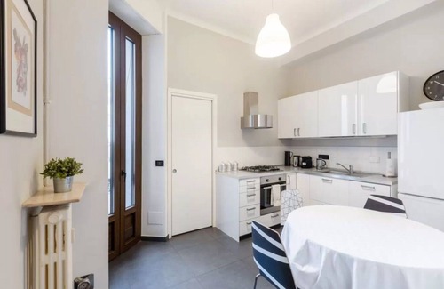 Tricolore Apartment | Spacious 2-Bedroom Apartment in Milan with Ocean View