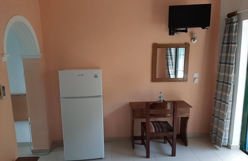 Dafnata Apartment | Inviting Mpenitses Apartment with Shared Pool & Pet-Friendly