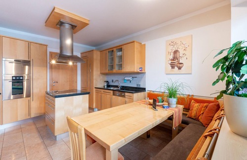 Niedernsill Apartment | Scenic Panoramic Apartment in Niedernsill with Breakfast