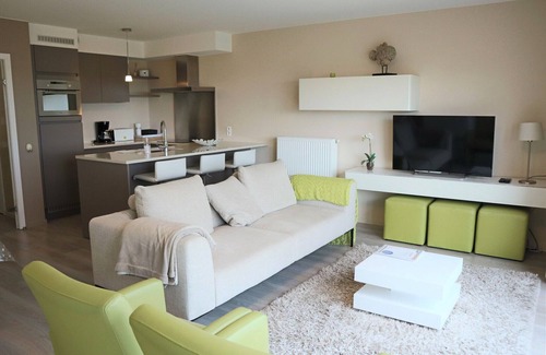 Nieuwpoort-Bad Apartment | Capricia 0406: Oceanfront Retreat with Pool & Breakfast