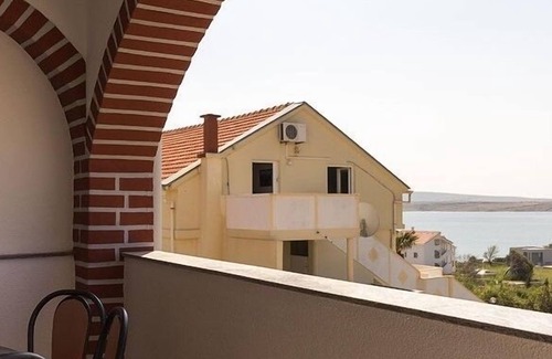 Caska Apartment | Seaview Apartment in Novalja with Terrace & Oceanfront Pool