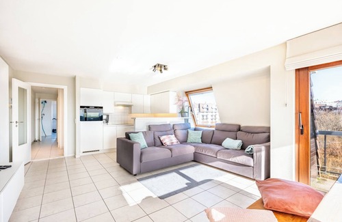 Oostduinkerke-Bad Apartment | Plaza ZZ24: Family-Friendly Stay Amid Scenic Dunes