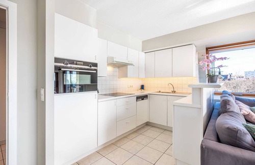 Oostduinkerke-Bad Apartment | Plaza ZZ24: Family-Friendly Stay Amid Scenic Dunes