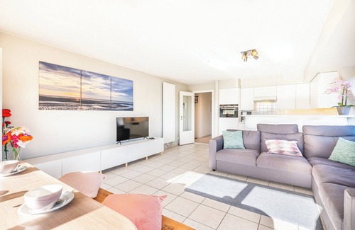 Oostduinkerke-Bad Apartment | Plaza ZZ24: Family-Friendly Stay Amid Scenic Dunes