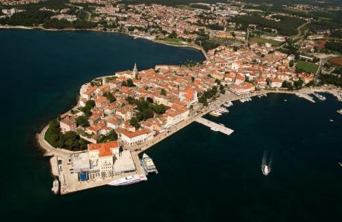 Brulo Apartment | Cozy Apartment in Porec with Balcony and Wi-Fi Access