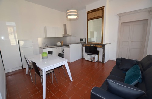 Beziers City Centre Apartment | Stylish Apartment in Central Mansion with Parking Included