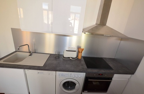 Beziers City Centre Apartment | Stylish Apartment in Central Mansion with Parking Included