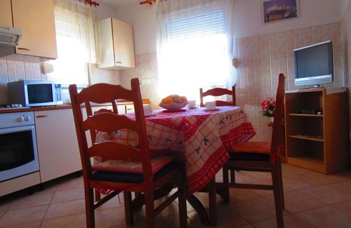 Vintijan Apartment | Comfortable Apartment in Pula with Terrace & Kitchen