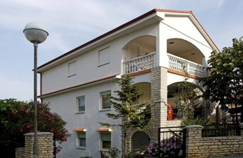 Vintijan Apartment | Comfortable Apartment in Pula with Terrace & Kitchen