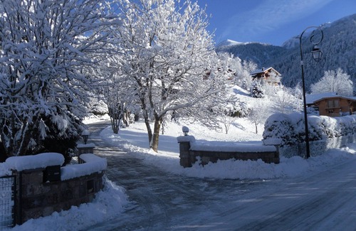 Bernex Apartment | Cozy Apartment for 4 in Scenic Savoyard Chalet