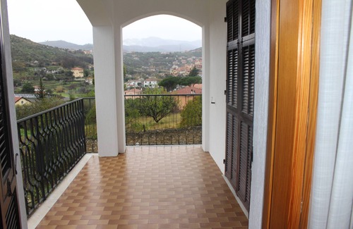 Artallo Apartment | Ideal Apartment in Semi-Detached Villa with Garden Retreat